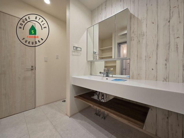 福津市福間南4丁目第1-3棟（3号棟）の独立洗面台|毎日使うものだから清潔な空間を保ちたい水回り。洗面にはそんな願いを解消させてくれる収納アイデアが満載です。三面鏡の裏側にはキャビネットが現れ小物から背の高い物まで収納できます。