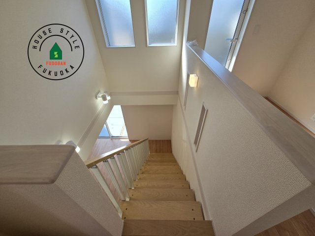 福津市福間南4丁目第1-3棟（3号棟）の内装|＜手すり付階段＞手すりがないと階段の昇り降りで危険なことはもちろん、壁に手をつきながら歩くことで壁紙が汚れやすくなります。すべての方に快適に昇り降りしていただくため、手すりを設置しました。