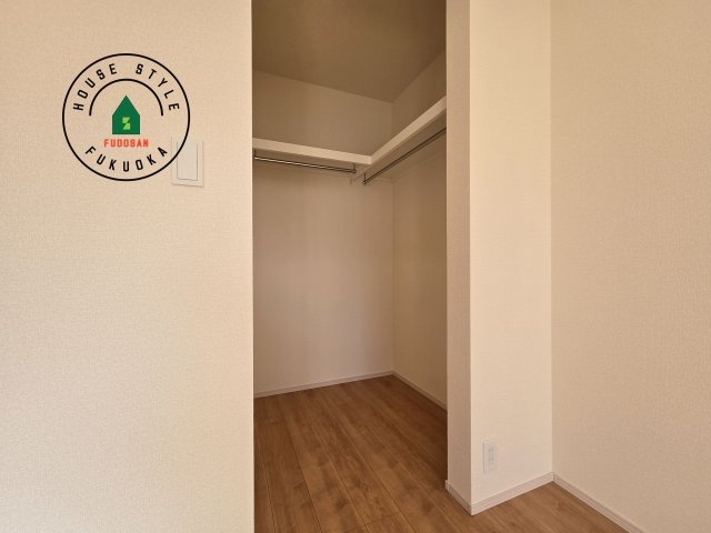 福津市福間南4丁目第1-3棟（3号棟）の収納|洋服や大きな荷物が多い方や人数の多いご家族などは、一般的なクローゼットよりもウォークインクローゼットのほうが使い勝手が良いです。