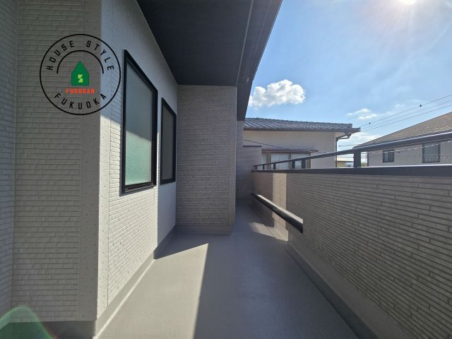 福津市福間南4丁目第1-3棟（3号棟）のバルコニー|風をしっかりと感じられるバルコニーでは、毎日が洗濯日和です。広々としているので洗濯も楽しくなるでしょうし、気分転換にバルコニーからの眺めを楽しむのもいいでしょう。