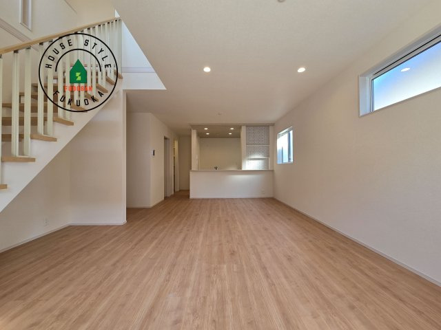 福津市福間南4丁目第1-3棟（3号棟）の居間・リビング|キッチンからリビングをしっかり確認できます。家族の笑顔があふれる空間になりそうですね。