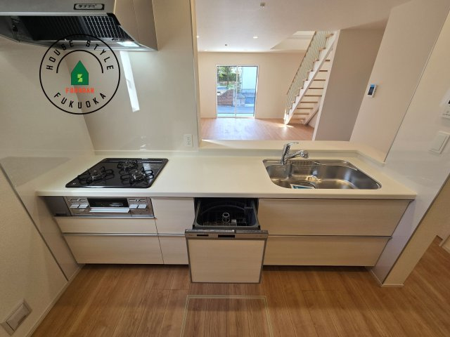 福津市福間南4丁目第1-3棟（3号棟）のキッチン|ご家族を近くに感じられる対面キッチンのLDK。会話もはずみそうですね。