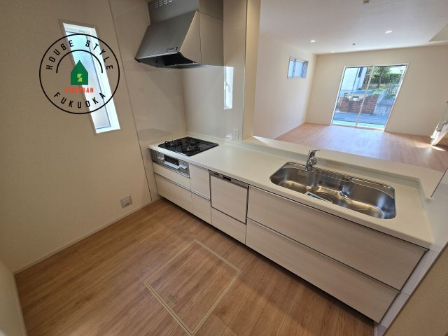 福津市福間南4丁目第1-3棟（3号棟）のキッチン|ダイニングテーブルへの配膳がラクラク、お料理はかどるカウンター付きシステムキッチン！