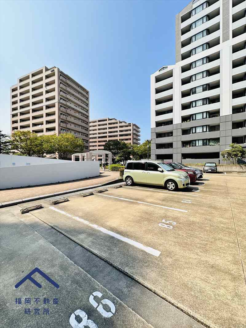 レークヒルズ野多目1番館Bの駐車場