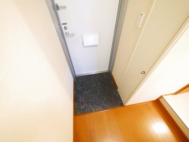 レオパレスプルメリアの玄関|明るい玄関です