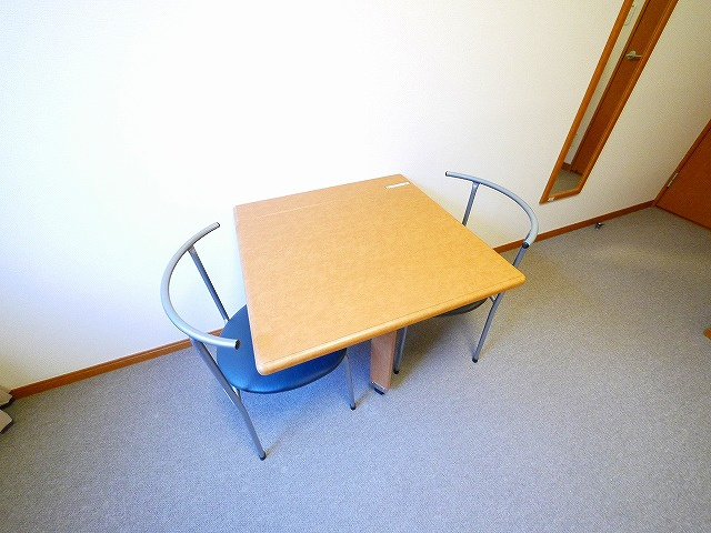 レオパレスプルメリアの設備|机もあります。