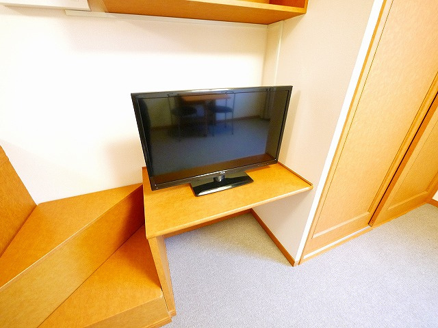 レオパレスプルメリアの設備|備え付けのTVです。