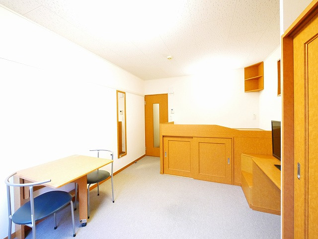 レオパレスプルメリアの寝室|開放的な寝室です