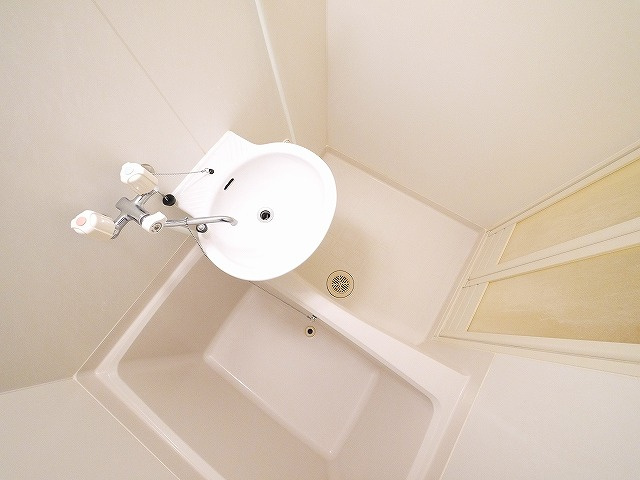 レオパレスプルメリアの浴室|落ち着いた空間のお風呂です