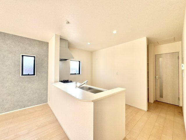 リーブルガーデン　第1小山中久喜　５号棟のキッチン|対面式システムキッチン。リビングを見渡せるキッチンで家族の様子をうかがいながら料理がはかどりそう！