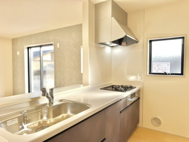 リーブルガーデン　第1小山中久喜　５号棟のキッチン|お子様と並んで料理をしても余裕のゆとりのキッチン。お子様と一緒に料理も叶いますよ♪