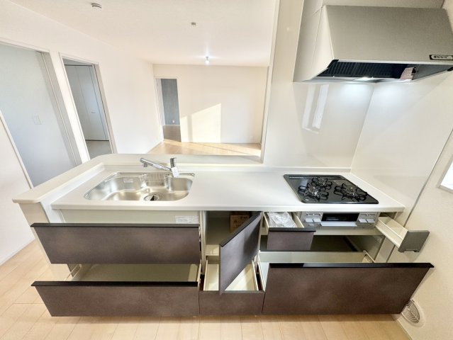 リーブルガーデン　第1小山中久喜　５号棟のキッチン|キッチン下収納は奥まで引き出せるので、大きく屈まなくても楽に必要なものがパッと取り出せます！