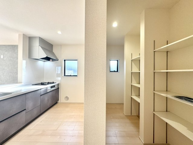 リーブルガーデン　第1小山中久喜　５号棟のキッチン|大型パントリー完備！子供が「おなか減った」にも対応。沢山買いだめしてもキッチン横パントリーに保管！
