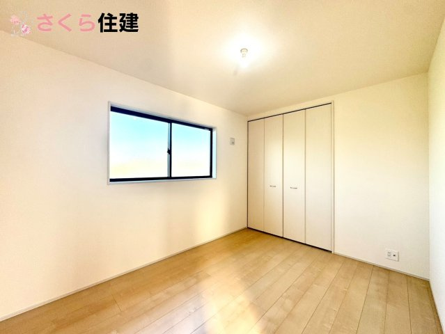 リーブルガーデン　第1小山中久喜　５号棟の洋室|各部屋に収納あります！荷物が多い子育て世代や、趣味道具の多い方にもうれしいですね！