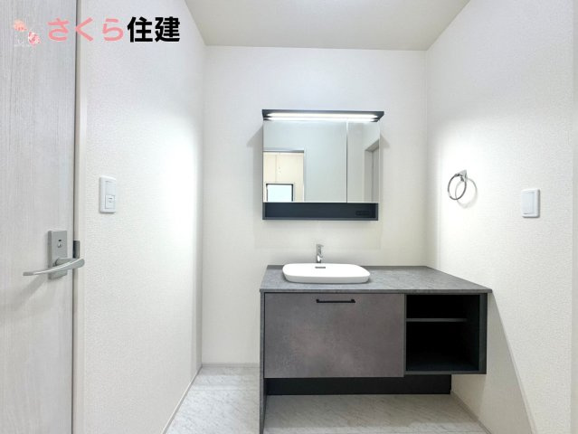 リーブルガーデン　第1小山中久喜　５号棟の独立洗面台|ご家族並んで朝の準備もスムーズにできるワイドなつくりの洗面台！