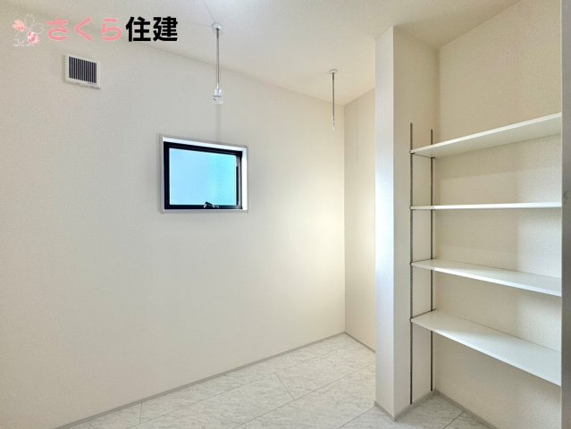 リーブルガーデン　第1小山中久喜　５号棟の収納|洗面台横にランドリーコーナーもゆったり。ドラム式も置ける余裕です。