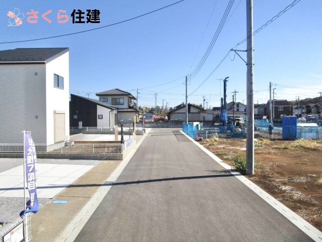 リーブルガーデン　第1小山中久喜　５号棟の前面道路含む現地写真|前面道路南側6ｍ公道　車通りも少なく、お子様とのお散歩も安心してできる閑静な住宅地！