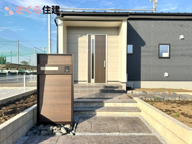 リーブルガーデン　第1小山中久喜　５号棟の玄関|夜間でも来訪者の顔を認識できるLEDライトを装備！ＴＶモニター付きインターフォンで安心のセキュリティ