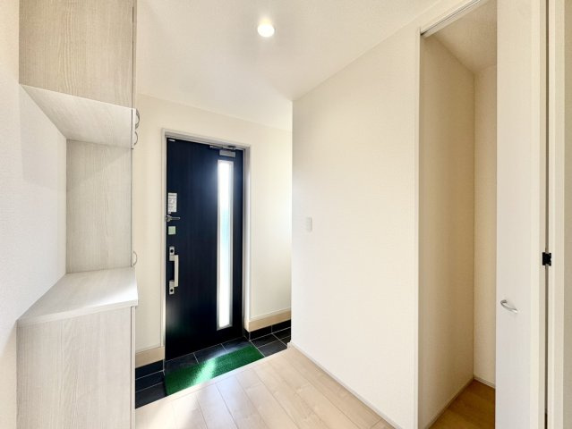 リーブルガーデン　第1小山中久喜　５号棟の玄関|人を迎え入れる最初の場所は清潔感がある空間にして、帰った時も『我が家』を最初に感じて貰える素敵な空間