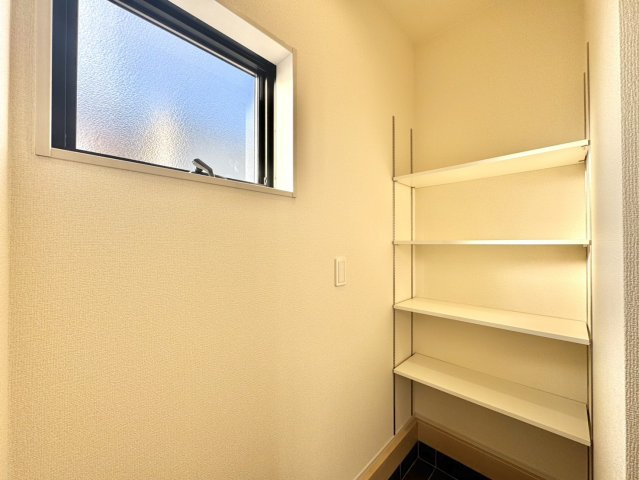 リーブルガーデン　第1小山中久喜　５号棟の玄関|玄関がいつも片づく大型シューズボックス。お子様の靴のサイズが大きくなっていっても安心の広々スペース！