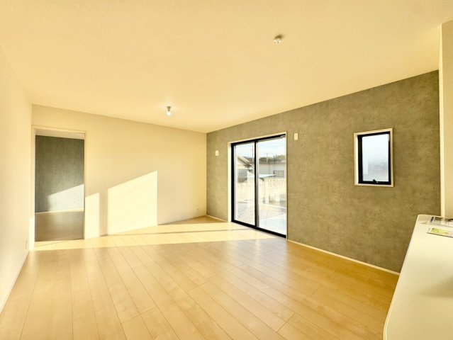 リーブルガーデン　第1小山中久喜　５号棟の居間・リビング|広々16帖LDLは南向きで日当たり良好。ゆったりとした時間の流れる開放的なくつろぎの空間