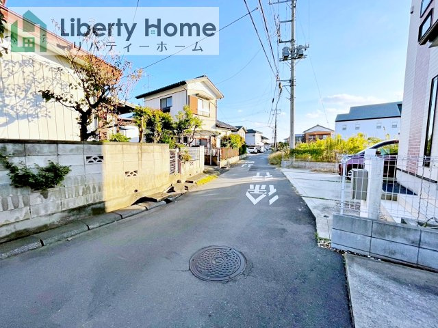 土浦市乙戸　中古戸建の前面道路含む現地写真