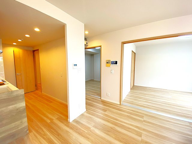 熱海パサニアクラブの居間・リビング|左にキッチン、億に洋室が2部屋