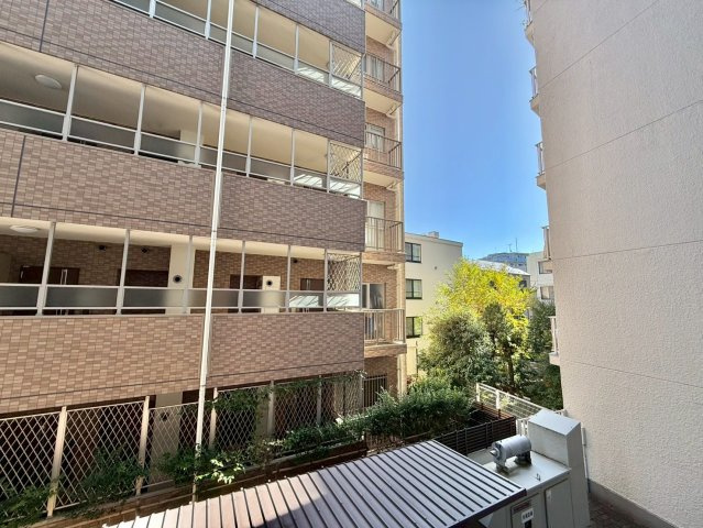 目白ガーデニアのバルコニー|現地ご見学希望・資料請求などお気軽にお問い合わせ下さい！
03-5990-5201