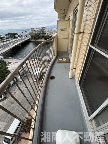 ライオンズマンション片瀬江ノ島のバルコニー|外からの目が気にならないバルコニーで洗濯物が干せます