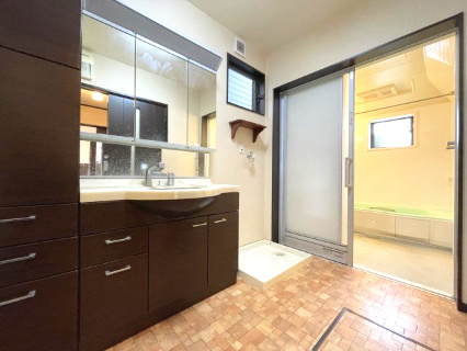 高島市安曇川町上小川中古戸建の独立洗面台