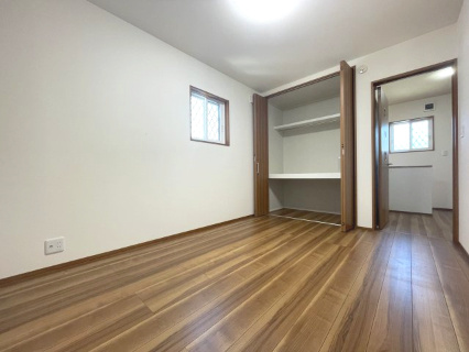 高島市安曇川町上小川中古戸建の洋室