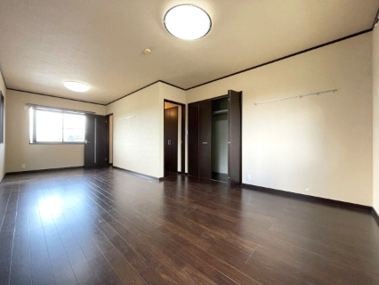 高島市安曇川町上小川中古戸建の洋室