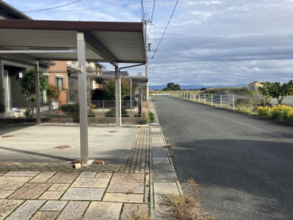 高島市安曇川町上小川中古戸建の前面道路含む現地写真