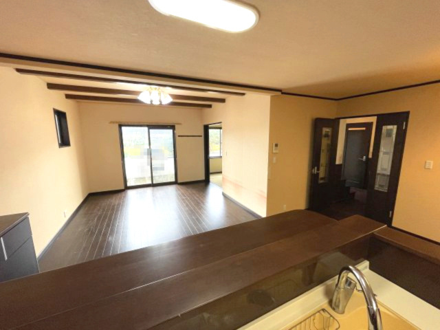 高島市安曇川町上小川中古戸建の居間・リビング