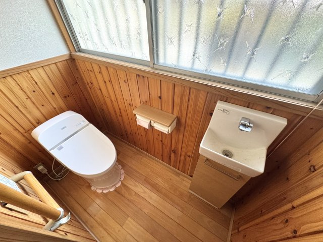 宇城市松橋町松橋の中古一戸建のトイレ|手洗い、温水洗浄便座付
