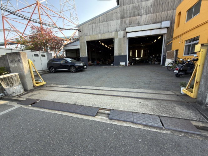 大阪市住之江区平林北1丁目貸工場倉庫事務所220万円の駐車場