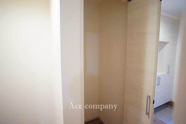 【収納】 | 東大阪市大蓮北4丁目　【4号棟/全5棟】 | 1階、廊下の物入収納です♪