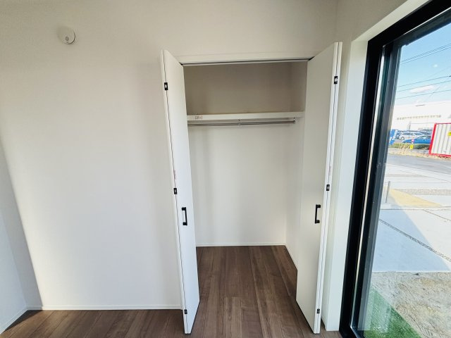 GRAFARE高浜市神明町2期｜名古屋市の戸建ならホームアップの収納|ハンガーパイプ付き