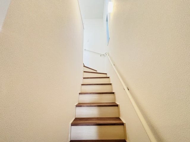 GRAFARE高浜市神明町2期｜名古屋市の戸建ならホームアップの内装|安心・安全の手すり付き階段