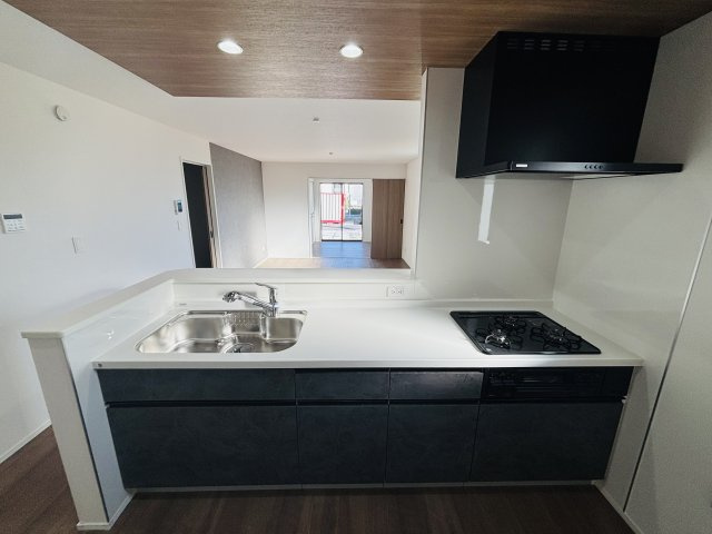 GRAFARE高浜市神明町2期｜名古屋市の戸建ならホームアップのキッチン|お子様を見守りながらお料理ができるオープン対面キッチン