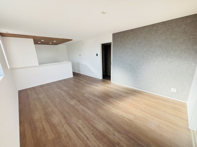 GRAFARE高浜市神明町2期｜名古屋市の戸建ならホームアップの居間・リビング|南から陽射しが入り明るいリビング