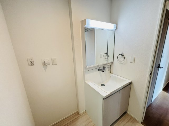 GRAFARE高浜市神明町2期｜名古屋市の戸建ならホームアップの独立洗面台|三面鏡で朝の身支度に最適