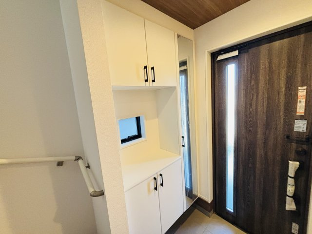 GRAFARE高浜市神明町2期｜名古屋市の戸建ならホームアップの玄関|収納力あるシューズボックス付き