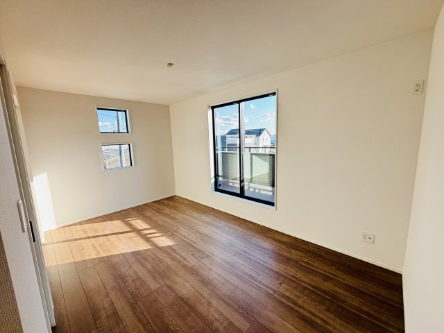 GRAFARE高浜市神明町2期｜名古屋市の戸建ならホームアップの洋室|２面採光の日当りの良い洋室