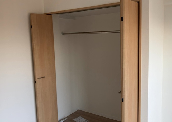 【収納】 | 本厚木スカイハイツ | デザイン性を重視しすぎて収納が少なかった！なんてことにならないため、事前に現地で収納の数を確認しておくことをお勧めします。クローゼット以外にも床下収納や屋根裏収納、パントリーなどもチェックしましょう。