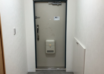 【玄関】 | 本厚木スカイハイツ | 玄関は家の顔でもあり、家族以外の目にも止まる場所です。玄関は外との間を仕切る扉、靴などをしまっておく収納スペース、靴脱ぎのたたきスペース、来客とのやり取りをするドアホンなど複数のアイテムからなります。
