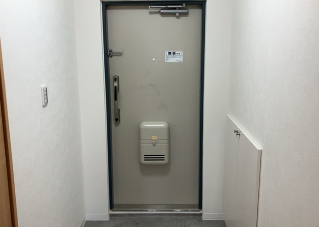 【玄関】 | 本厚木スカイハイツ | 玄関は家の顔でもあり、家族以外の目にも止まる場所です。玄関は外との間を仕切る扉、靴などをしまっておく収納スペース、靴脱ぎのたたきスペース、来客とのやり取りをするドアホンなど複数のアイテムからなります。