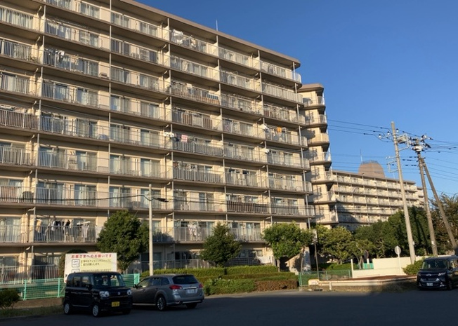 【外観】 | 本厚木スカイハイツ | 外観はマンション管理がされているかの目安になります。築年数が古いと、壁面は劣化してひび割れが生じることも！建物が古びていても細かいところが修繕されていると、きちんと管理されているなぁと感じるでしょう。