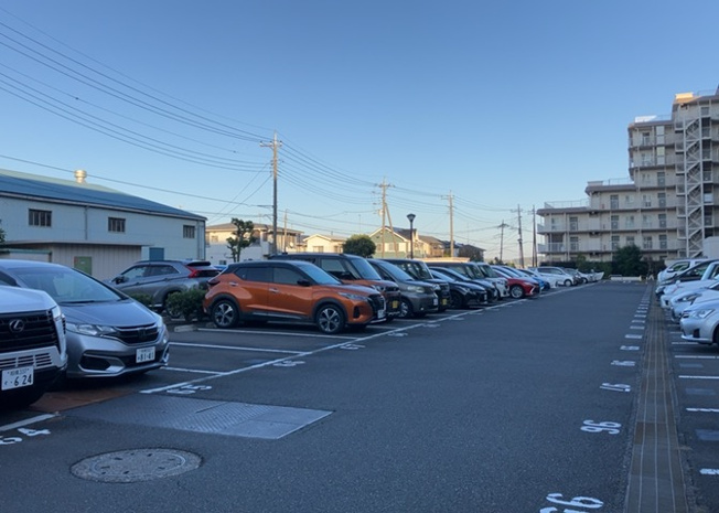 【駐車場】 | 本厚木スカイハイツ | 車一台あたりに必要なスペースは、標準サイズの普通自動車で横幅2m50cm、長さ5mは必要になります。ただし、乗降のことも考慮して横幅3m30cm、長さ5m50cmほどは確保できるところを選びましょう。