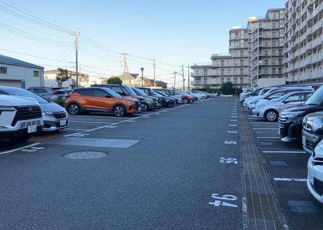 【駐車場】 | 本厚木スカイハイツ | 駐車場と明記されていても、最小スペースでつくられた駐車場だと大型車は駐車できなかったり、出入りしにくくなったりする可能性があります。お車のサイズと購入したい物件の駐車場のサイズを現地で確認しましょう。